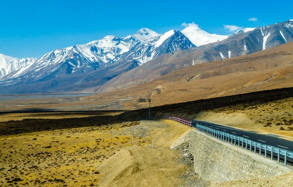 El camino en la meseta tibetana — Foto de Stock
