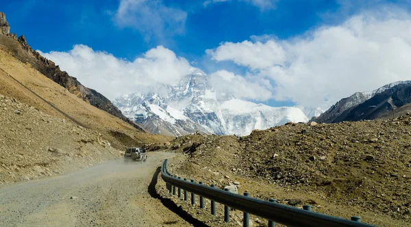 Uitzicht vanaf het Tibetaanse plateau op de mount everest — Stockfoto