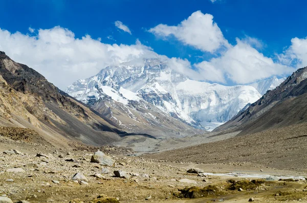 View from the Tibetan plateau on Mount Everest — Stock Photo, Image