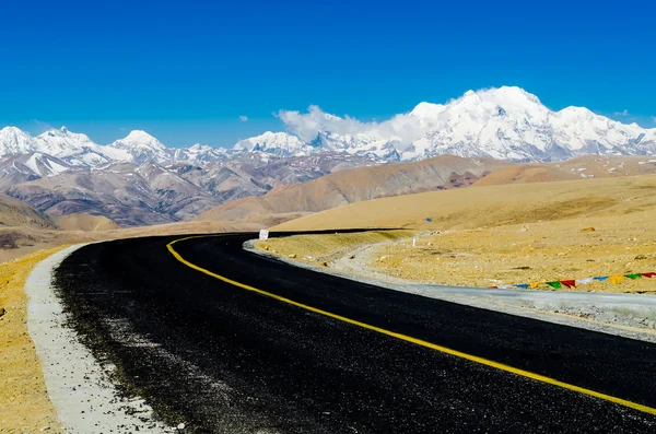 El camino en la meseta tibetana — Foto de Stock