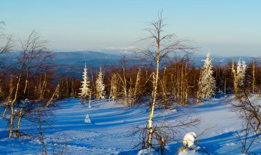 Ural Dağları kış akşamları. Rusya