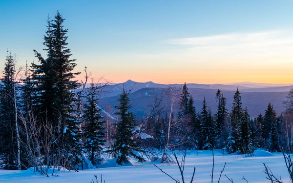 Noche de invierno en las montañas de los Urales. Rusia —  Fotos de Stock