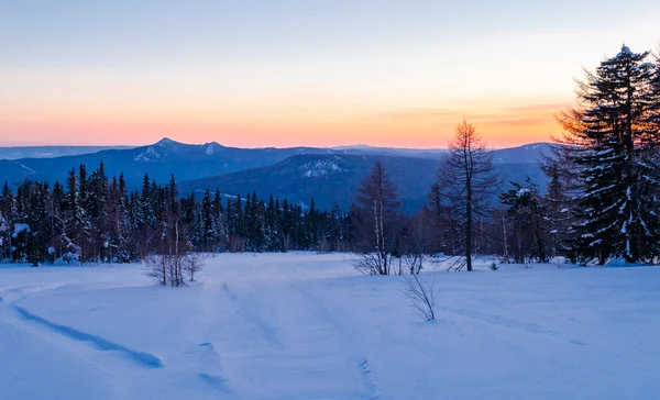 Noite de inverno nas montanhas Urais. Rússia — Fotografia de Stock