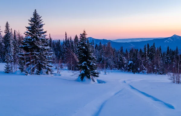 Noite de inverno nas montanhas Urais. Rússia — Fotografia de Stock