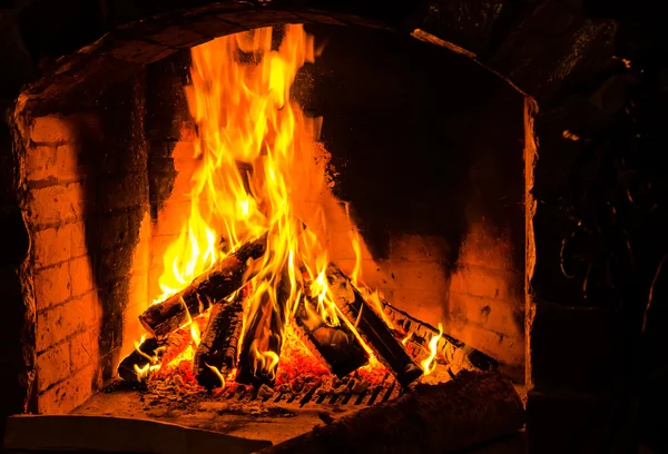 Le feu brûle le bois de chauffage — Photo
