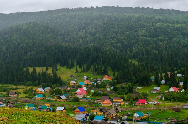 The village in the mountains of the Southern Urals. Russia — Stock Photo, Image