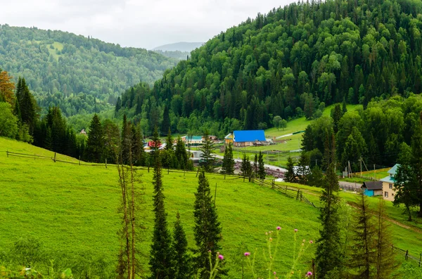 Vesnice v horách jižního Uralu. Rusko — Stock fotografie