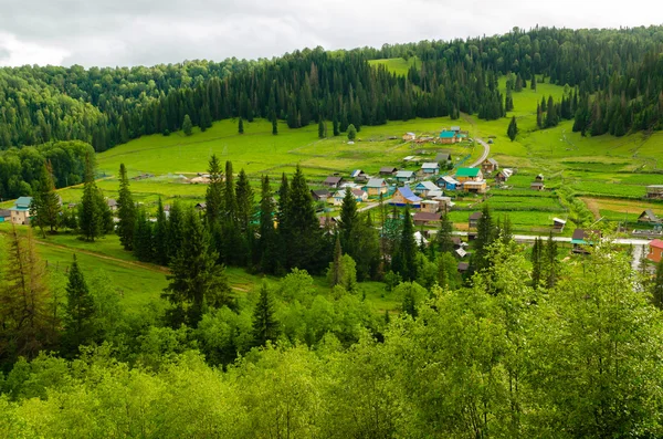 The village in the mountains of the Southern Urals. Russia — Stock Photo, Image