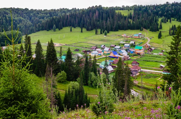 Het dorp in de bergen van de zuidelijke Oeral. Rusland — Stockfoto