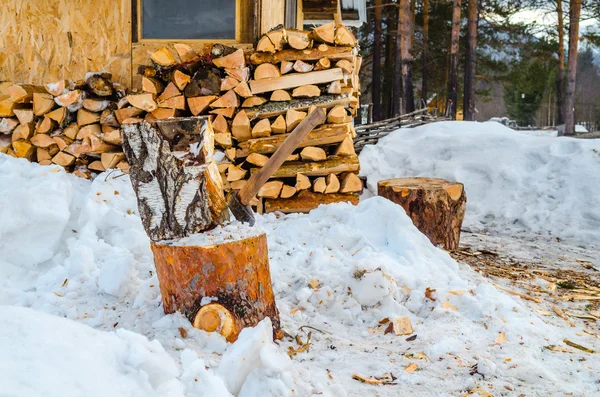 Hache pour bois de chauffage en hiver — Photo