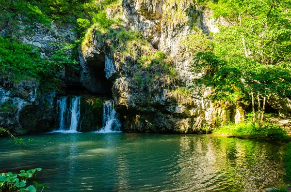 Cachoeira Atysh no rio Lemeza. Urais do Sul. Rússia — Fotografia de Stock