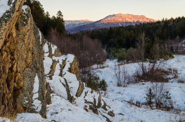 Uralların dağlarda kış kayalar