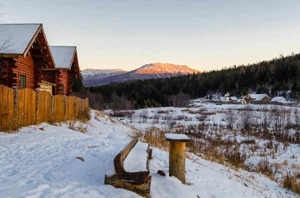 Köy evlerinin kış Ural dağlarında — Stok fotoğraf