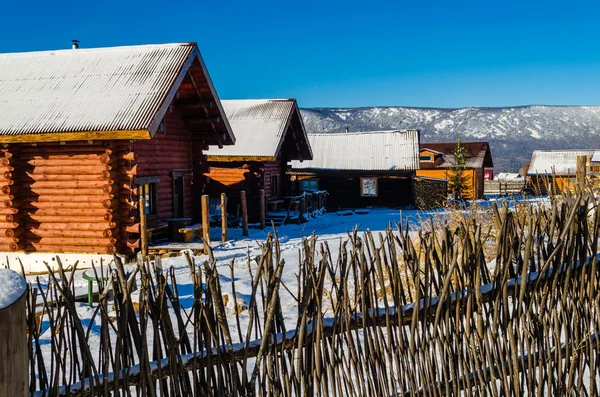 Maisons de village dans les montagnes de l'Oural en hiver — Photo