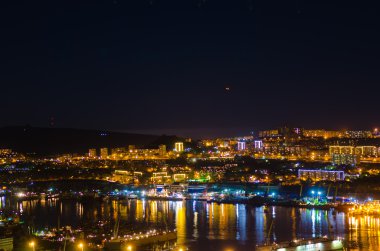 İçinde gökyüzü gece şehir Vladivostok tanımlanamayan uçan cisim asılı üzerinde