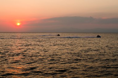 Gün batımında denizde Jet Ski