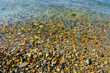 Dalga deniz kıyısında kırma