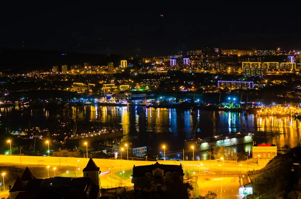En los cielos sobre la ciudad nocturna Vladivostok colgando objeto volador no identificado —  Fotos de Stock