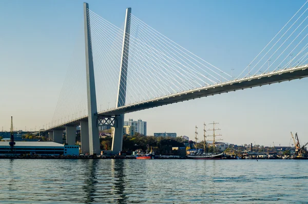 Η γέφυρα στον Κεράτιο κόλπο στο Βλαδιβοστόκ — Φωτογραφία Αρχείου