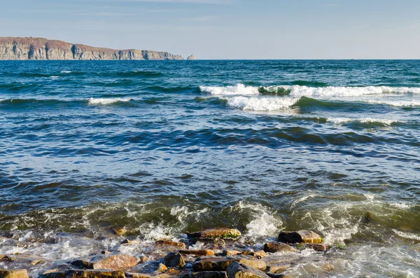 Ola de mar rompiendo en la costa — Foto de Stock