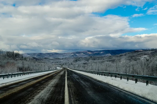 Зимова дорога в Сибіру. Росія — стокове фото