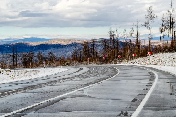 Camino de invierno en Siberia. Rusia — Foto de Stock