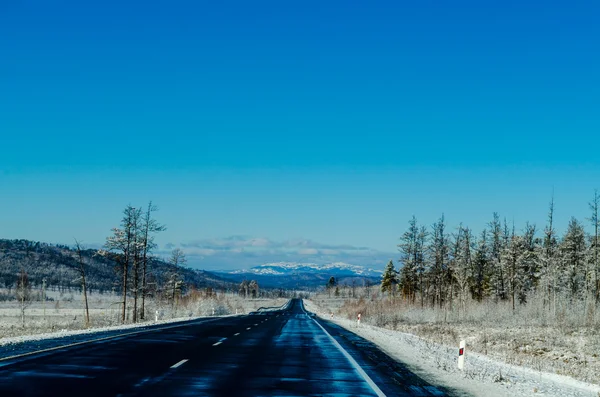 Estrada de inverno na Sibéria. Rússia — Fotografia de Stock