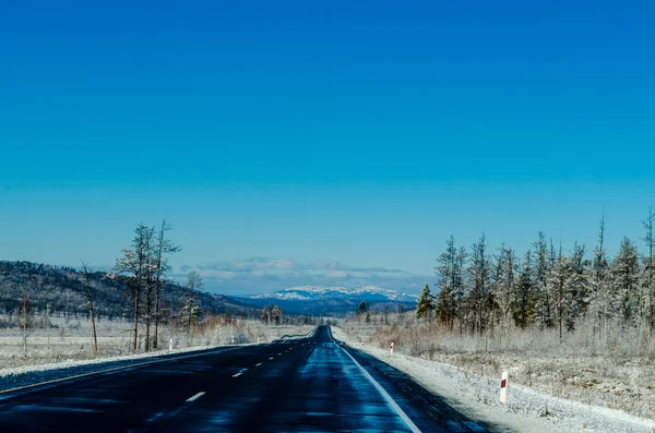 Camino de invierno en Siberia. Rusia — Foto de Stock