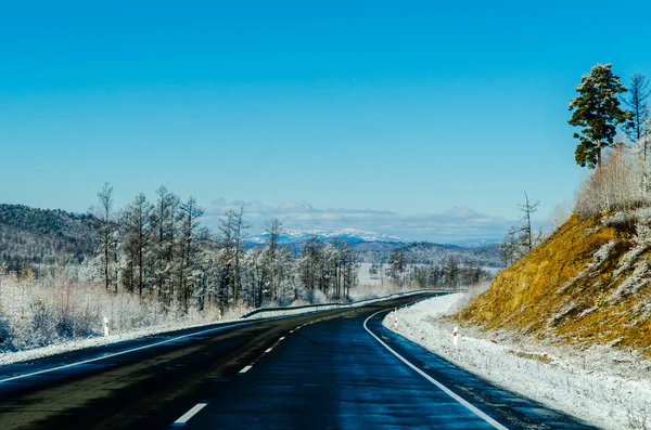 Camino de invierno en Siberia. Rusia — Foto de Stock