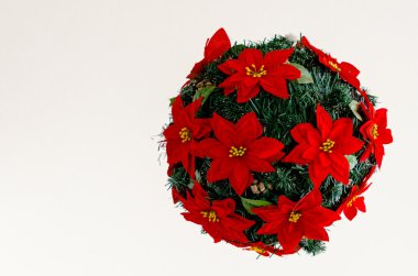 Kırmızı çiçekli köknar dalı top yaptı. Noel dekor