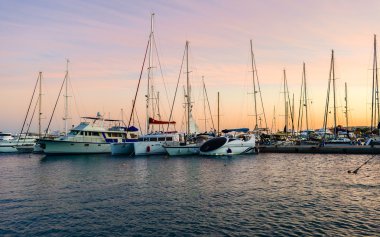 Marina tekneler ve yatlar akşam