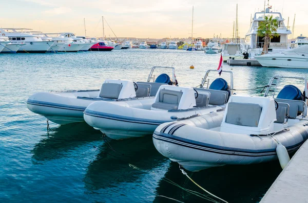 Marina tekneler ve yatlar akşam — Stok fotoğraf