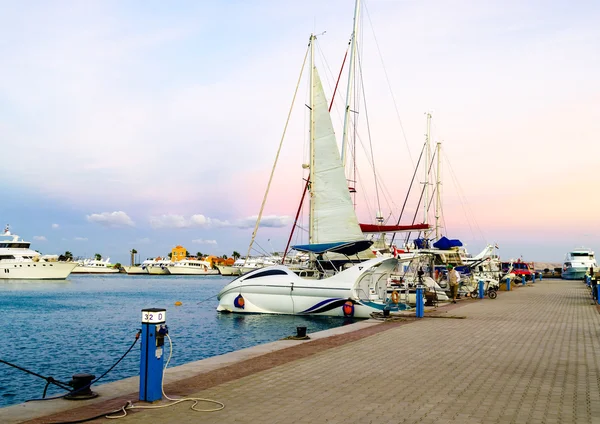 Marina lodě a jachty večer — Stock fotografie