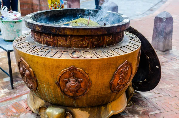Humo de incienso que sale de la olla en Boudhanath stupa — Foto de Stock