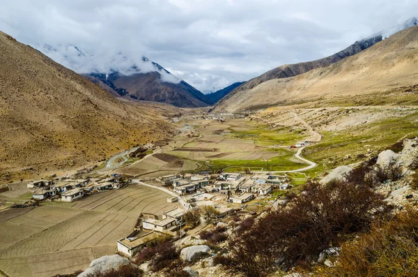 The village in the mountains of the Himalayas — Stock Photo, Image