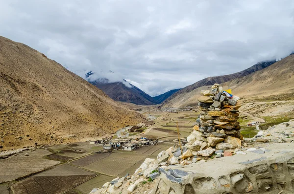 Il villaggio sulle montagne dell'Himalaya — Foto Stock