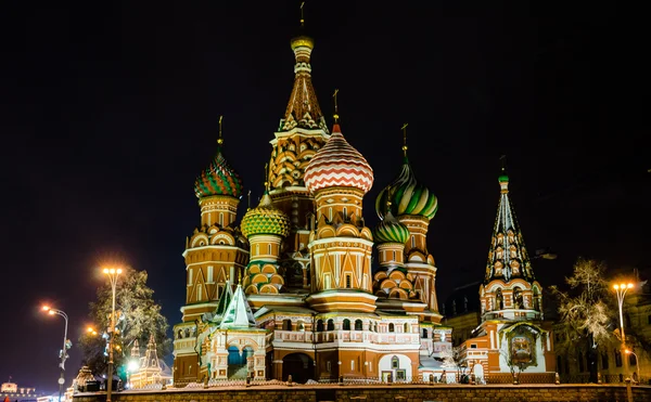 Vista nocturna de St. Catedral de Basilio en Moscú — Foto de Stock