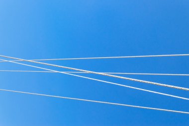 Frost, mavi gökyüzü ile kaplı teller