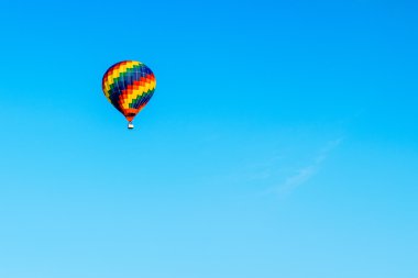 sıcak hava balon gökyüzünde süzülen.