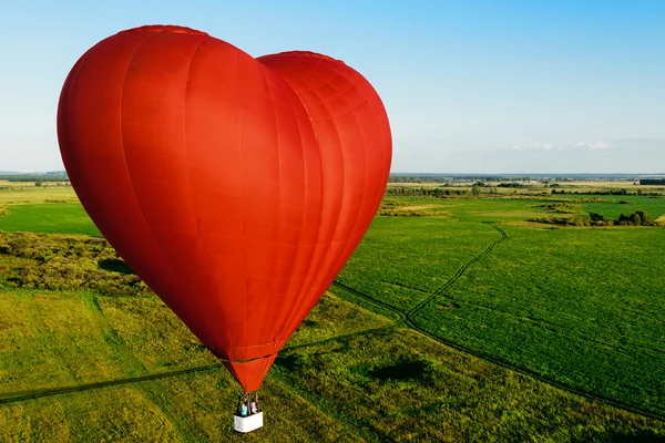 Červený balónek v podobě srdce — Stock fotografie