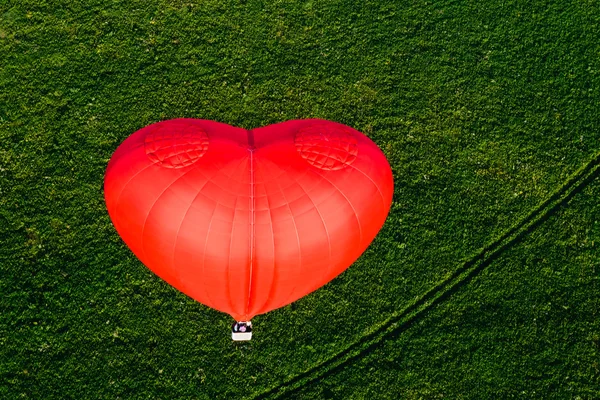 Красный шарик в форме сердца — стоковое фото