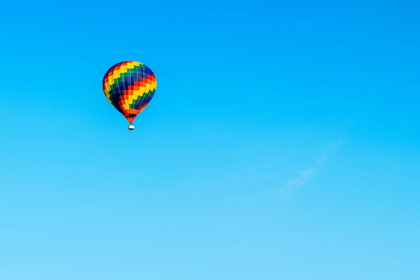 Horkovzdušný balón létání na obloze. — Stock fotografie