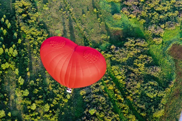 Ballon rouge en forme de cœur — Photo