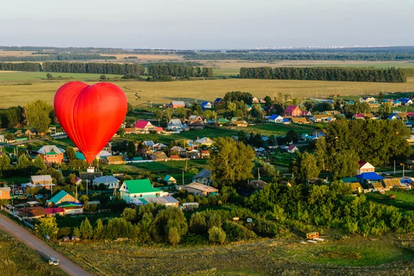 Roter Luftballon in Herzform — Stockfoto