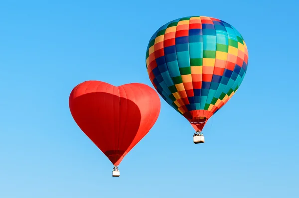 青い空を飛んでいる色の 2 つの熱い空気バルーン — ストック写真