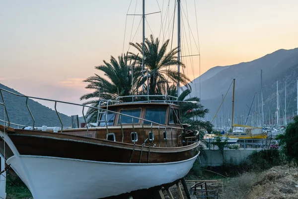 Abend am Yachthafen in der Stadt kas — Stockfoto