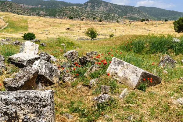 A antiga cidade grega e romana de Hierápolis (montanhas Taurus, Pamukkale na Turquia ). — Fotografia de Stock