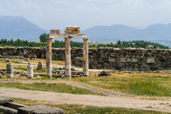 A antiga cidade grega e romana de Hierápolis (montanhas Taurus, Pamukkale na Turquia ). — Fotografia de Stock