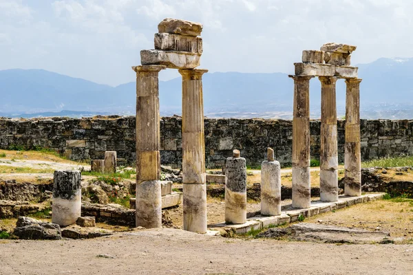 A antiga cidade grega e romana de Hierápolis (montanhas Taurus, Pamukkale na Turquia ). — Fotografia de Stock