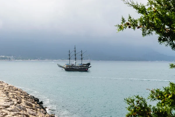 Sailing ship floating in the sea — Stock Photo, Image